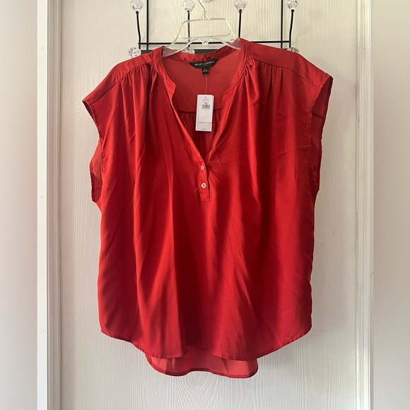 Banana Republic Tops - Banana Republic Scarlet Sleeveless V-Neck Blouse